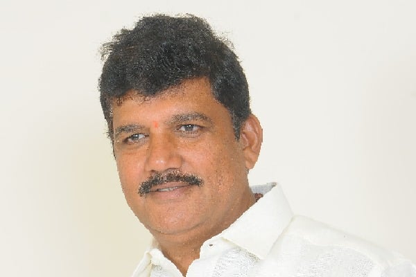 YSRCP activists stop TDP leader Dhulipalla Narendra from visiting soil mining area