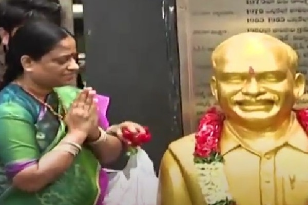 Vijayawada: Indebted to YSR for giving political career, says Konda Surekha