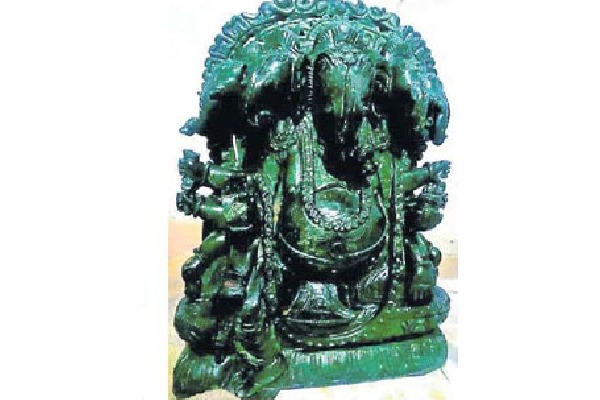 CCS Police Searches in Yerragondapalem ycp leaders House and Rs 25 crore worth emerald Panchamukha Vinayaka idol seized