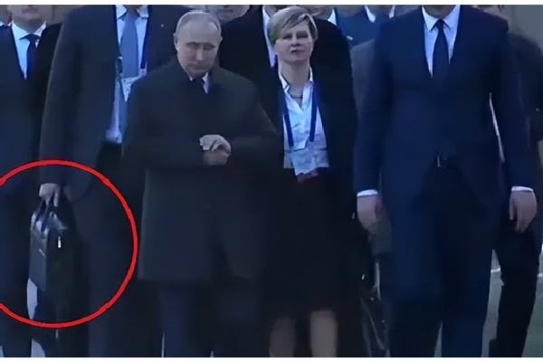 Putin's bodyguard collects his poop and sends it back to Russia