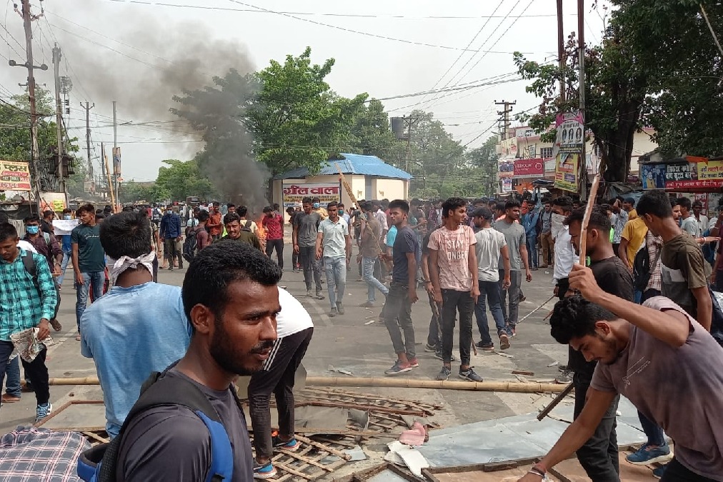 Protest against Centre's Agnipath scheme continues in Bihar
