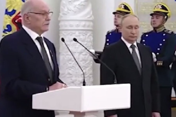 Video emerges of Russian President Vladimir Putins legs shaking