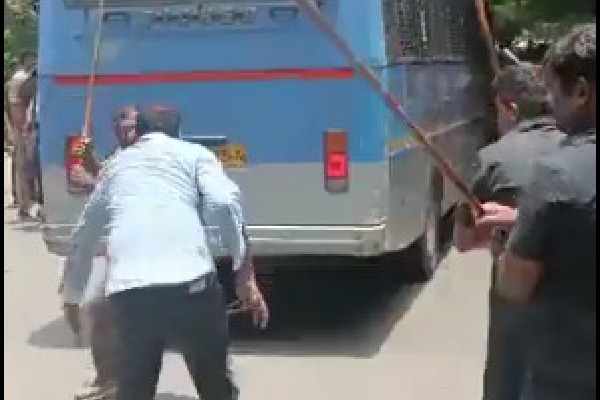 Police beaten up TPCC Spokesperson Kiran Chamala