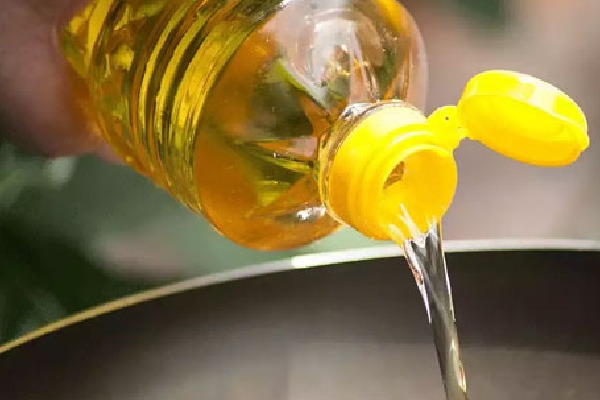 Edible oil cos set to slash prices