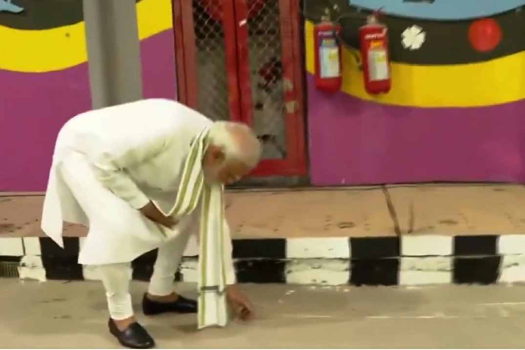 Modi picks up litter during inspection of Pragati Maidan tunnel