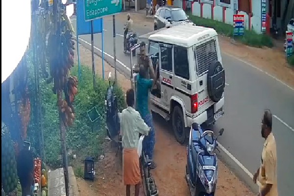 Kerala police inspector courageous act went viral on internet 