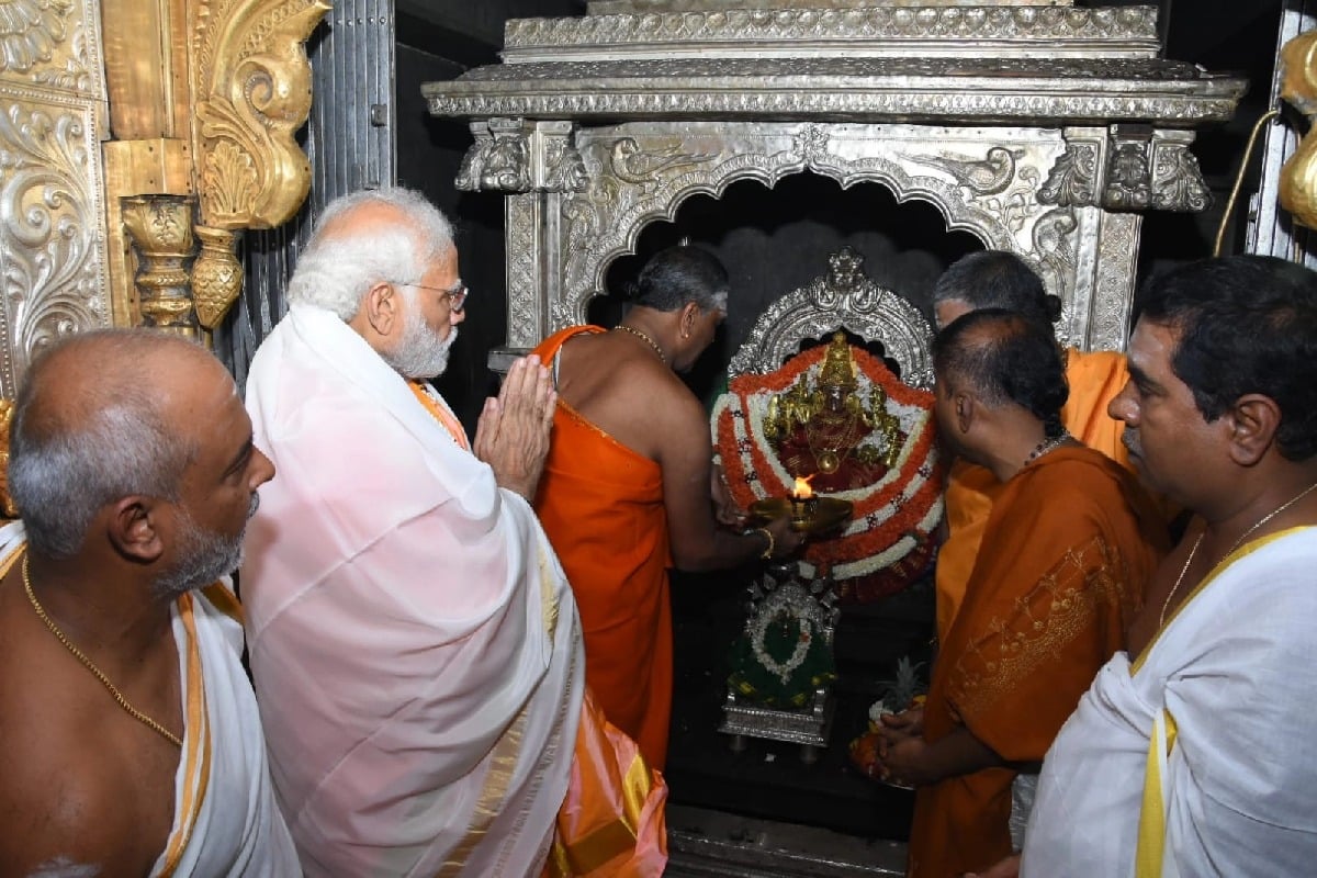 Modi offers prayers to goddess Chamundeshwari in K'taka; Mysuru all set Yoga Day event