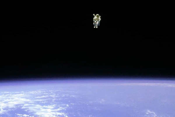 Astronaut Bruce McCandless floats completely untethered in space
