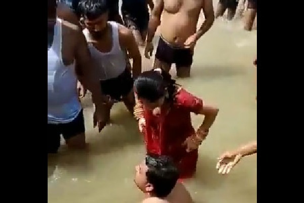 Husband kisses wife while bathing in River Sarayu Attacked by youth