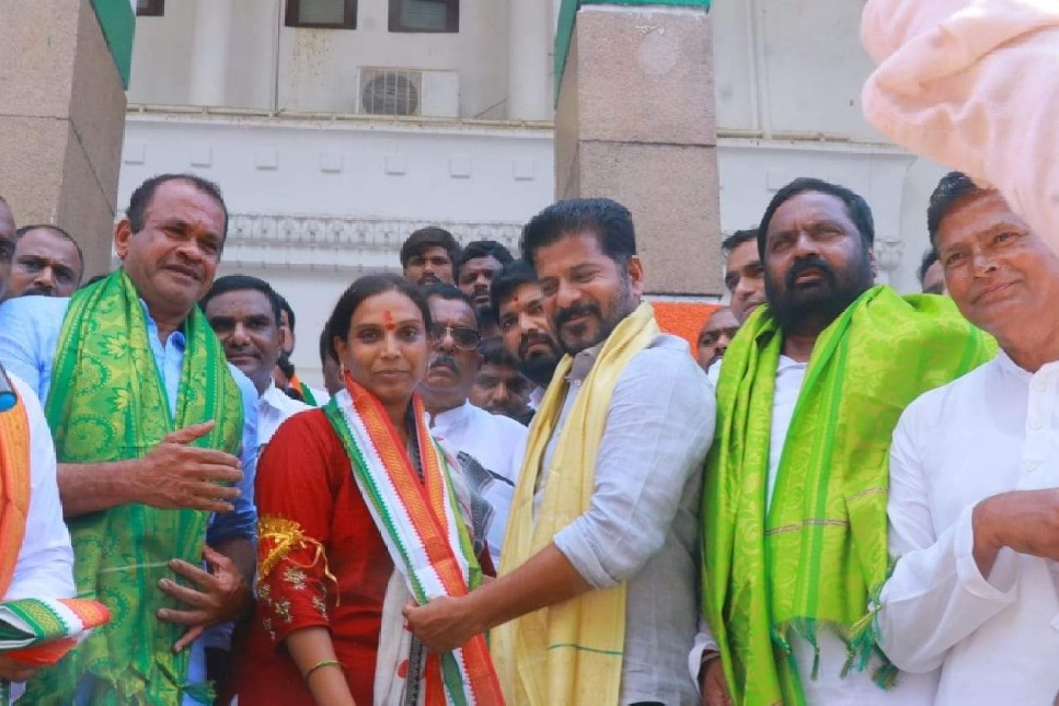 pjr daughter vijaya reddy joins congress party