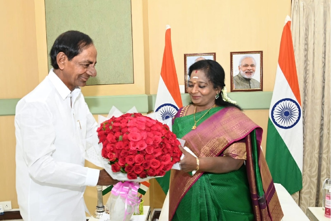After cold war, Telangana CM shares dais with Governor