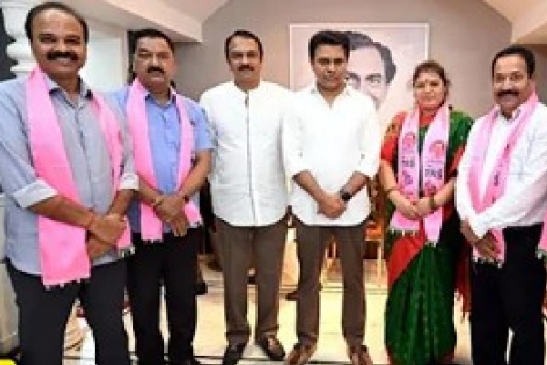 4 BJP corporators join TRS ahead of national executive meeting in Hyd