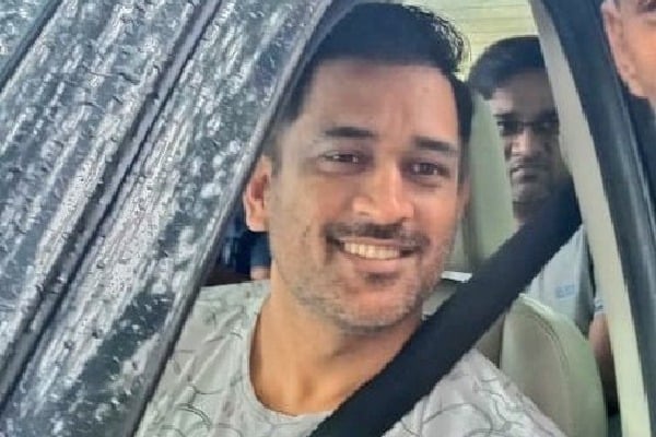 Dhoni gets herbal treatment for knee pain