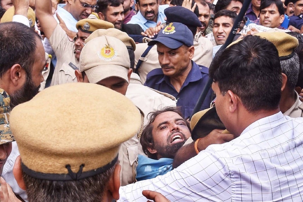 Angry mob attack Udaipur murder accused outside court; hurls slippers, bottles