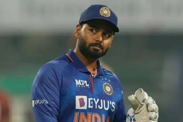 dinesh karthik calls out england board headline ignoring pant batting in first day