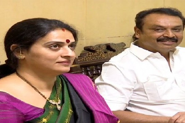 naresh rhird wife ramya attempt to attack with slipper on naresh and pavithra lokesh