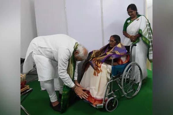 PM Modi touches feet of freedom fighter Pasala Krishnamurthy's daughter