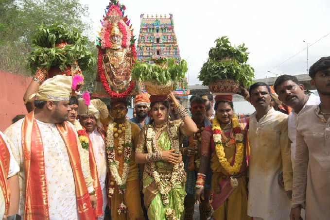 Telangana Bonam offered to Vijayawada Kanakaduramma 