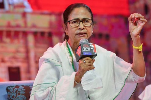 Mamata predicts Maha Govt will collapse in next 6 months