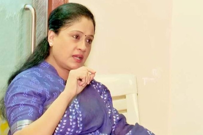 Vijayasanthi slams Telangana ministers 