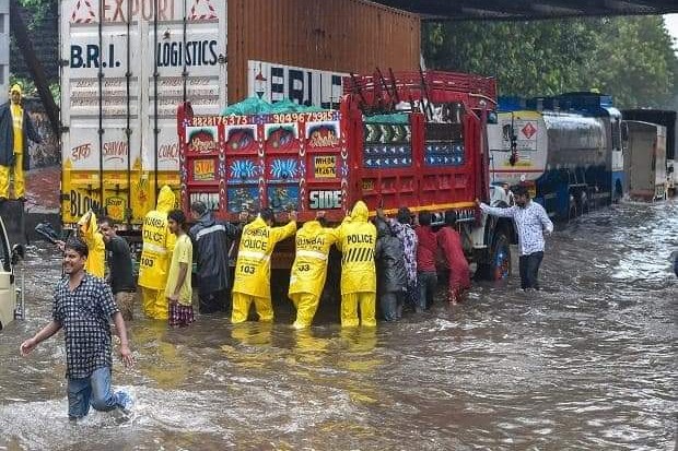 Huge rains lashes Mumbai