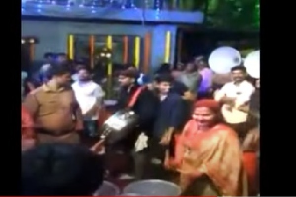 Eknath Shinde Wife Plays Drums To Welcome Him Home