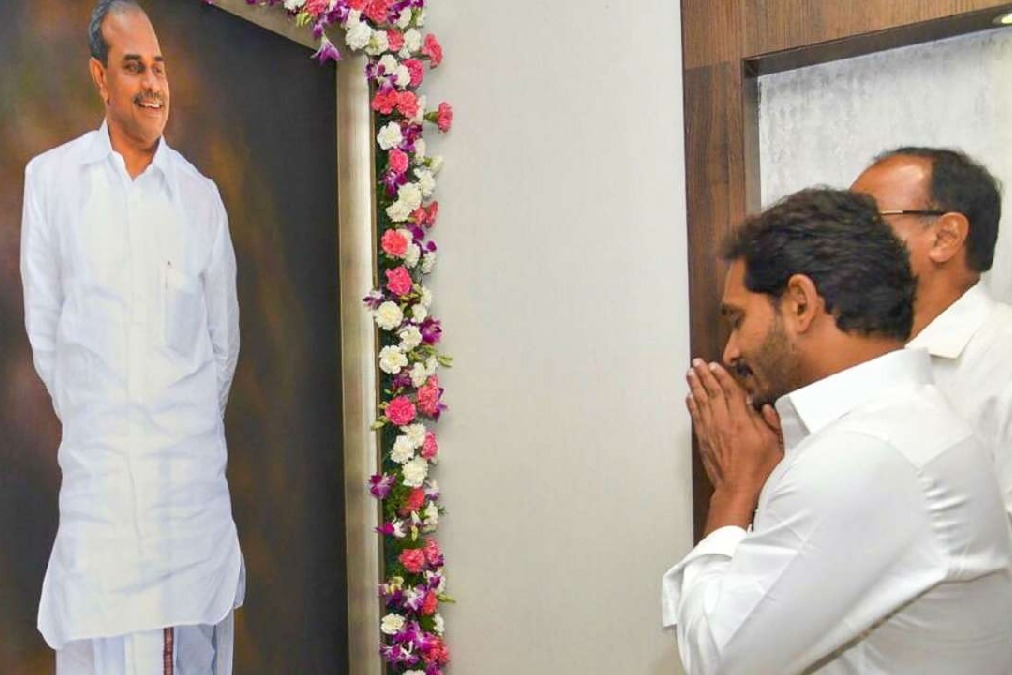 CM Jagan pays tributes to his father YSR