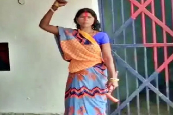 woman drama in sikandra police station premises in jamui