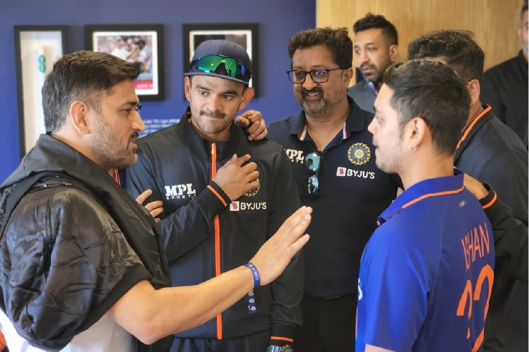 MS Dhoni visits Team india dressing room
