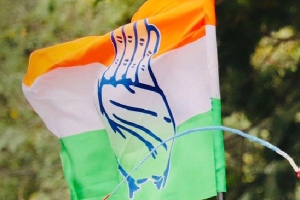 Cong moves in to stop storm of defections in Goa
