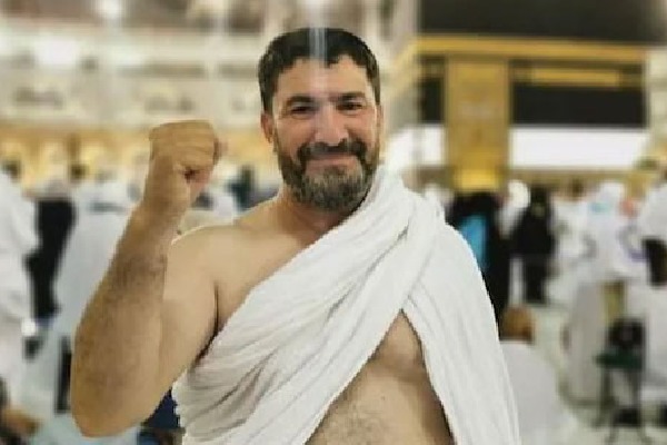 Iraqi man walks 6500 km from the UK to reach Mecca for Hajj