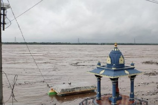 Huge rains causes Godavari flood 