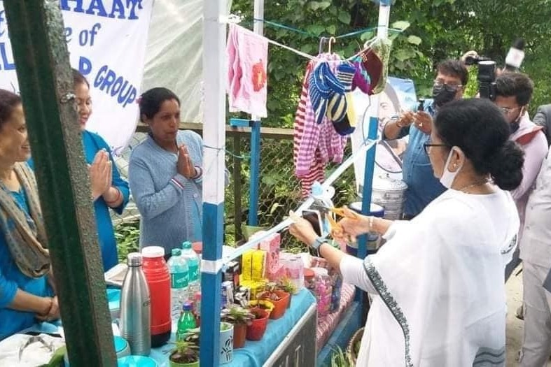 Mamata prepares golgappa, serves to children in Darjeeling