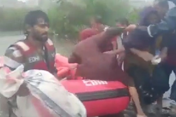 heavy rains lashed pakistan 147 dead