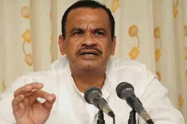 Who ever touches Congress worker we will cut their hands says Komarireddy Venkat Reddy