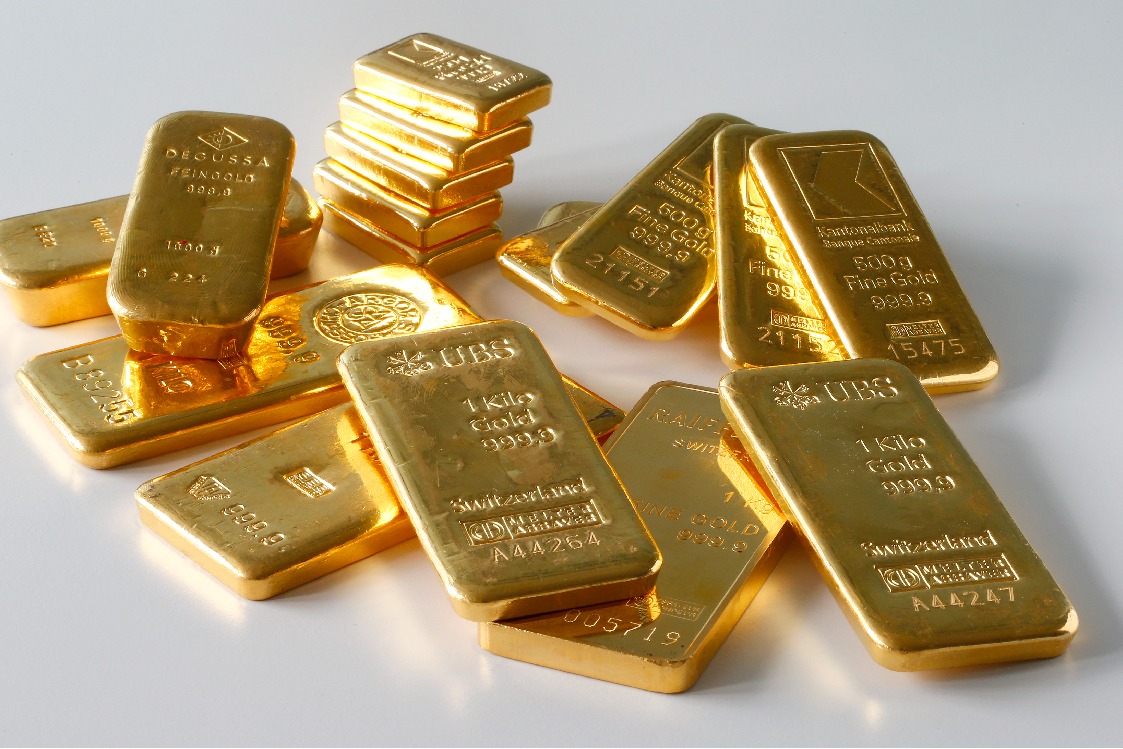 Gold prices fall near to 9 months low