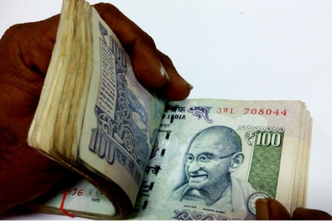 The rupee hit a fresh historical low against the US dollar 