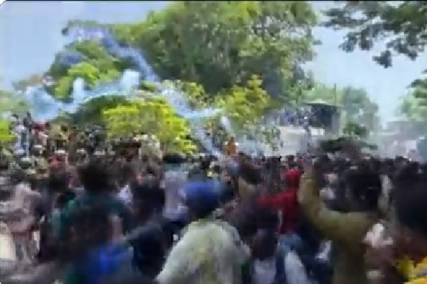 protesters enters Sri Lanka prime ministers residence