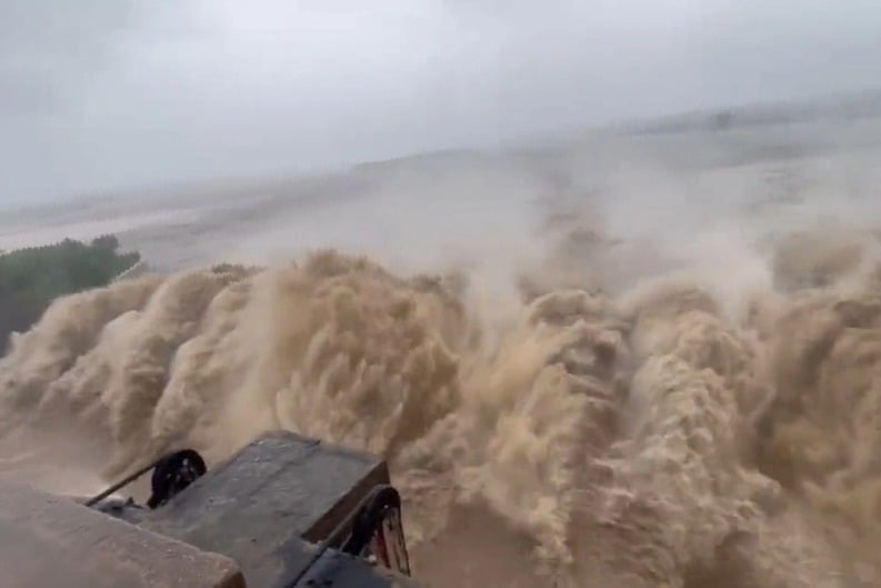 Bhadrachalam cut-off as bridge on flooded Godavari closed
