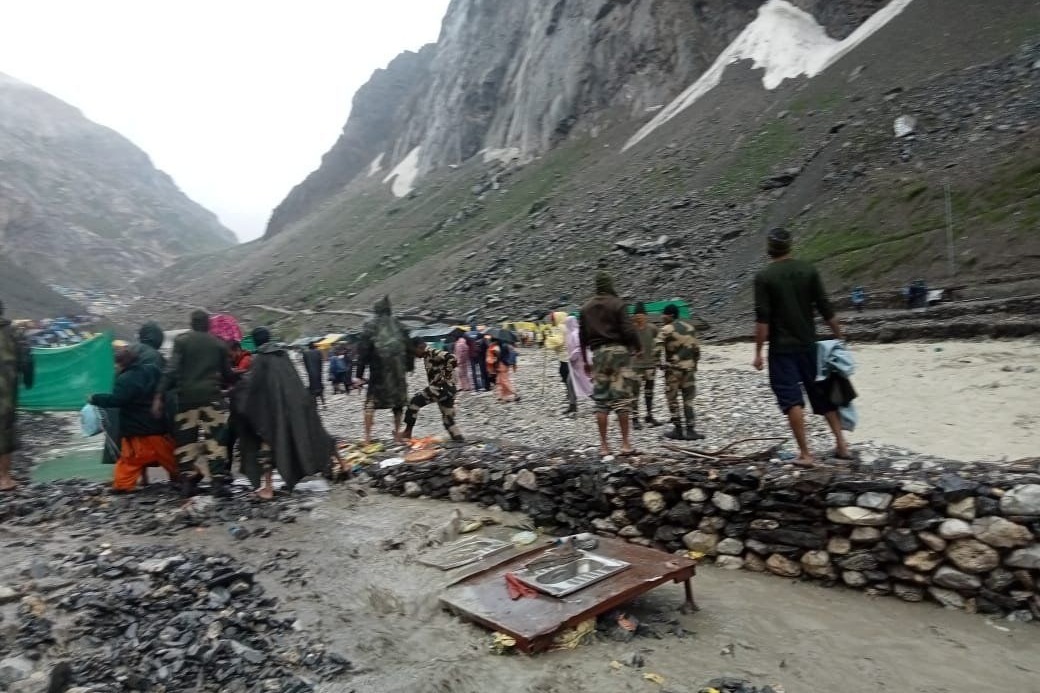 amarnath yatra temporarily suspended due to heavy rains