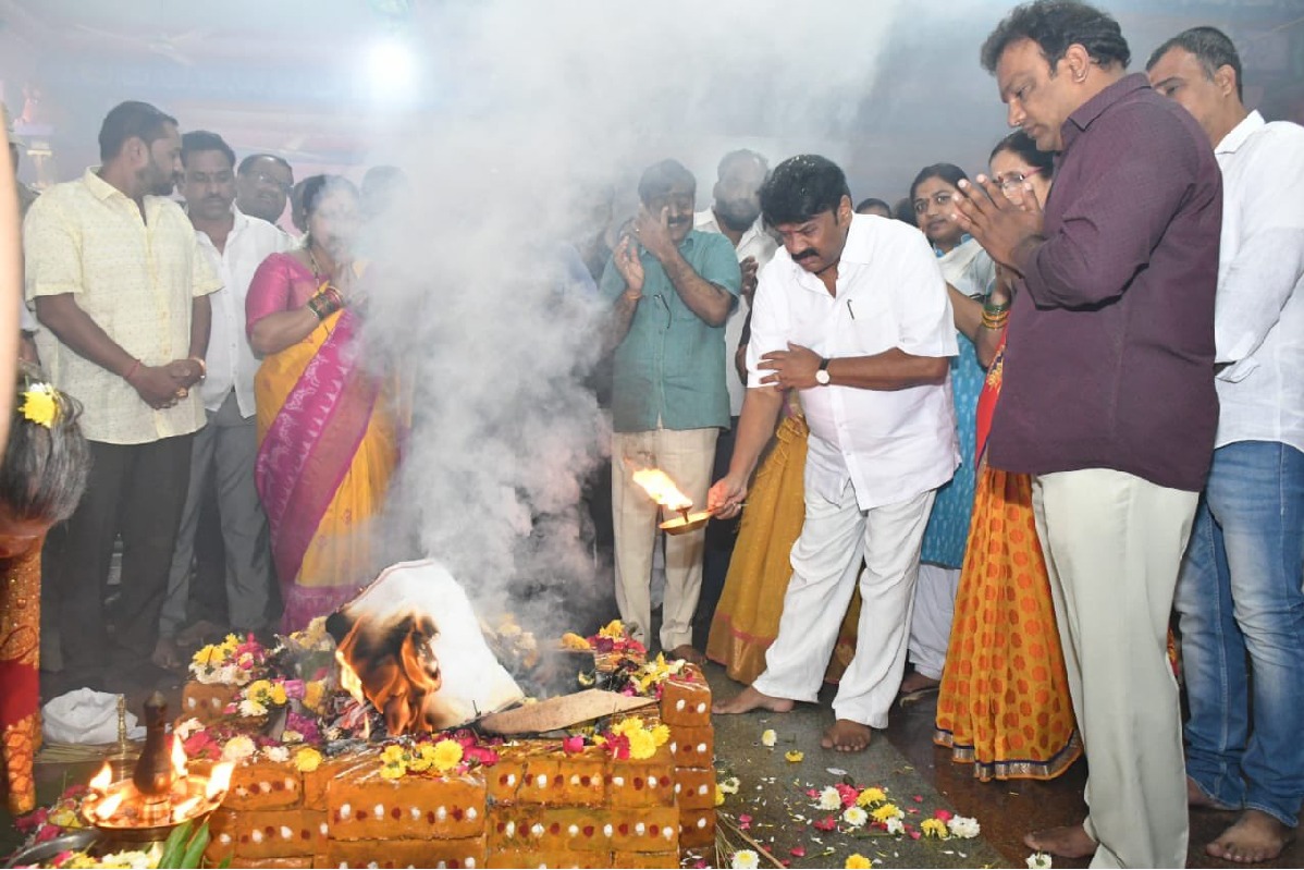 Mantri Talasani worships in Mahankali temple to reduce rains