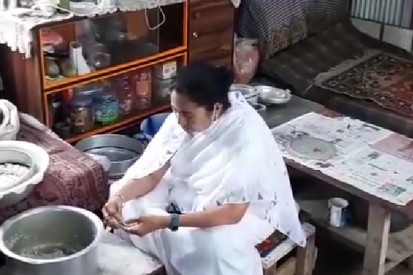 West Bengal CM Mamata Banerjee prepared momos at a local stall in Darjeeling