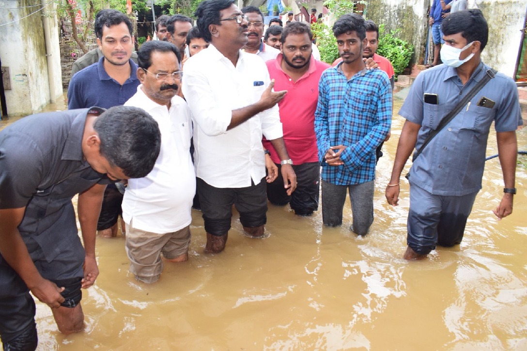 KTR appreciates ministers, TRS MLAs for visiting flood-ravaged areas