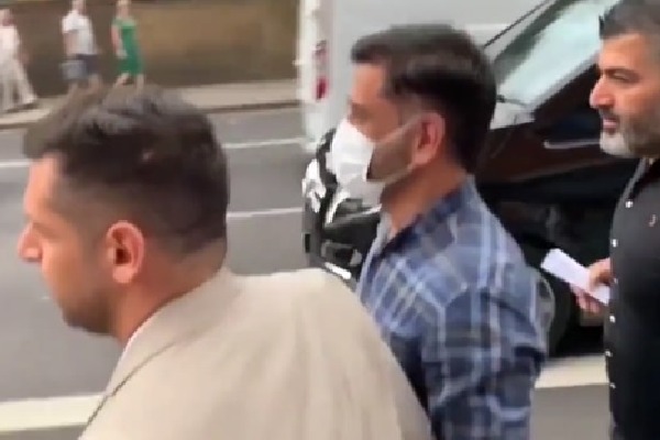 ms dhoni spotted in london streets