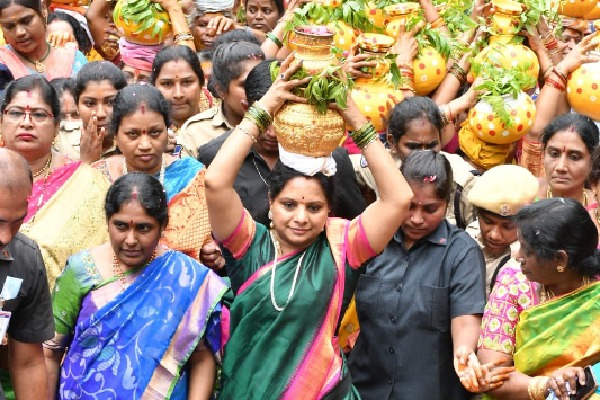 trs mlc kavitha offers bonam to mahankali ammavaru with 2 thousand ladies