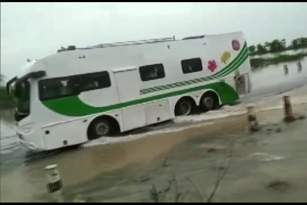 natikonal media focussed on a bus which kcr travelled in flood effected areas