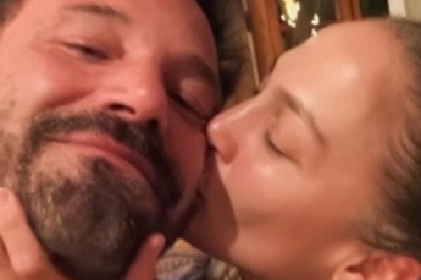 Jennifer Lopez and Ben Affleck get legally wedded in Las Vegas; She also adds his surname