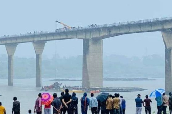 Bus falls off bridge into Narmada river in Madhya Pradesh rescue ops on