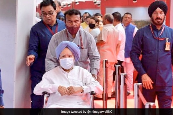 ex prime minister Manmohan Singh cast his vote in presidential elections