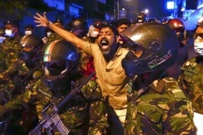 Sri Lankan forces raid anti govt protest camp 50 hurt